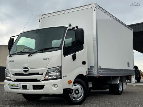 2022 Hino 300 Series 616 Car Licence Pantech image