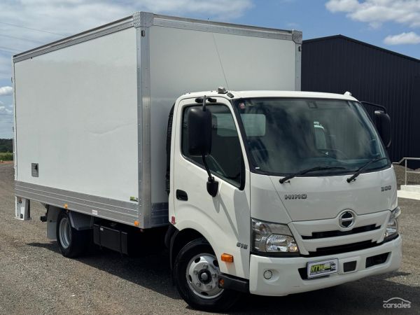 2022 Hino 300 Series 616 Car Licence Auto image