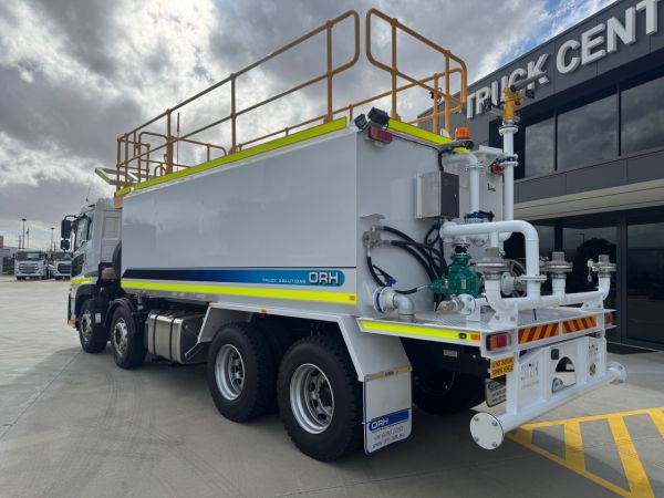 2025 UD CG 30 360 Water truck image