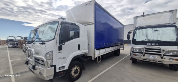 2018 Isuzu 140 260 Curtain Sider 12-Pallet image