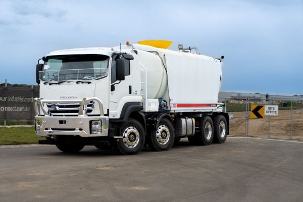 2025 Isuzu FYJ 300-350 Water truck 19,000L POLY WATER TRUCK image