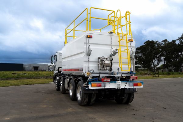 2024 UD Quon Water truck image