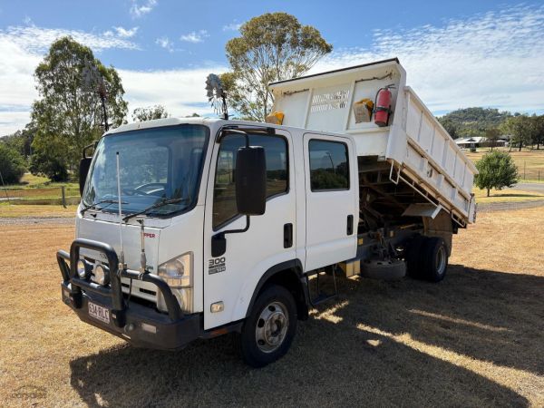 2011 Isuzu Npr 300 Crew Cab Factory Tipper image