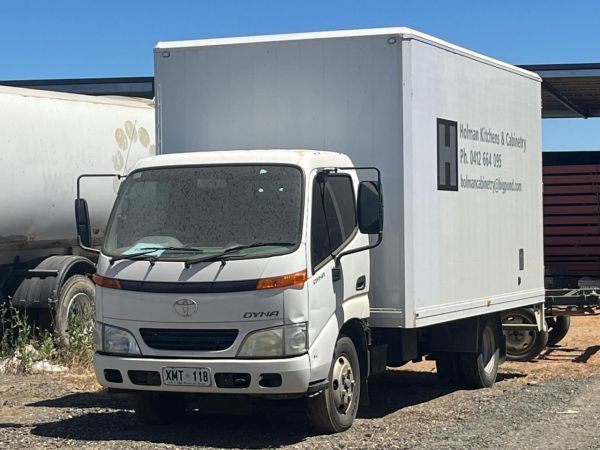 2001 TOYOTA DYNA Box Truck image