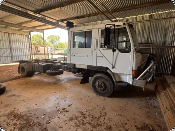 1991 Mitsubishi FK417 4x2 Tray Truck image