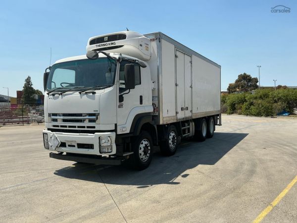2017 Isuzu FYJ 2000 Long Refrigerated Pantech image