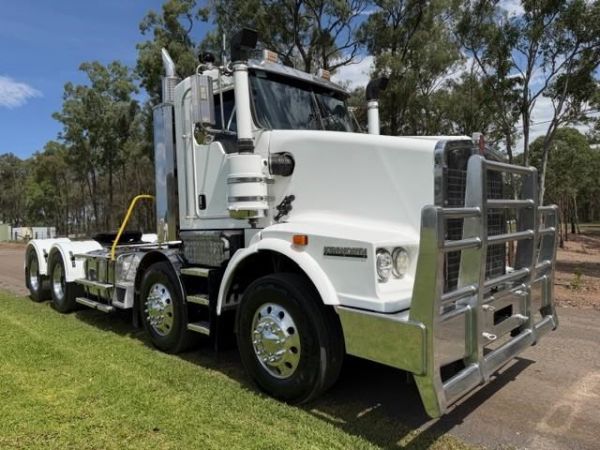 2017 KENWORTH T659 8X4, CUMMINS X15, ONLY 514K KMS, 18SP, 181T RATED AND REAR X LOCK image