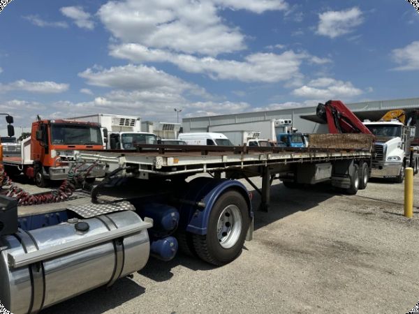 Unknown Make/Model Dual-Axle Flat Deck B Trailer With Crane image