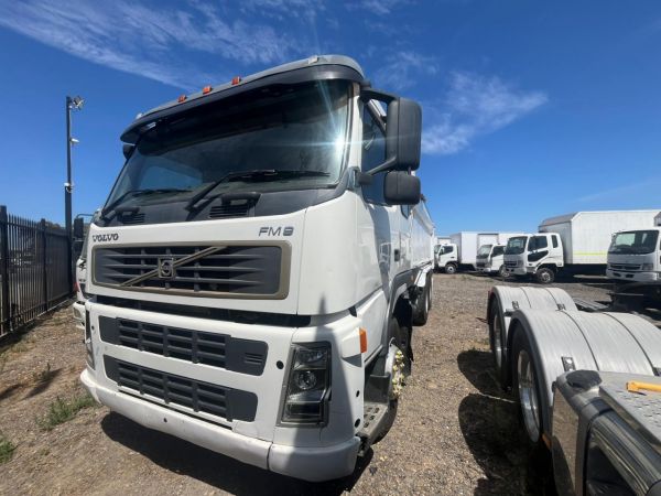 2004 VOLVO FM9 Dump Truck image