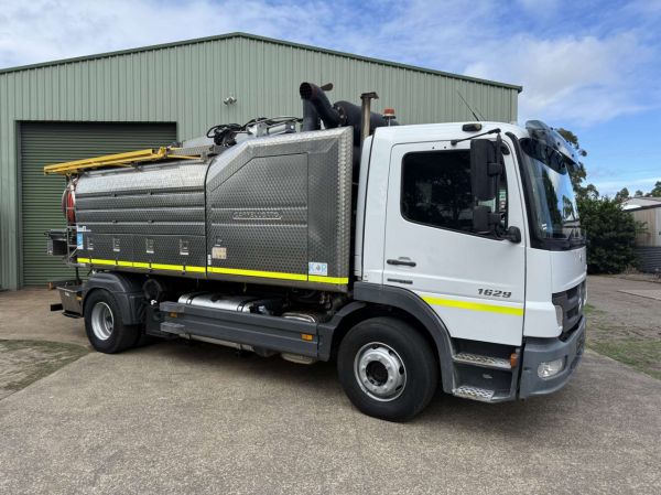 2016 Mercedes Atego Vac Truck image