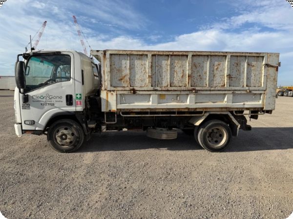 2015 Isuzu NPR 300 4x2 Tipper **Non Runner** image