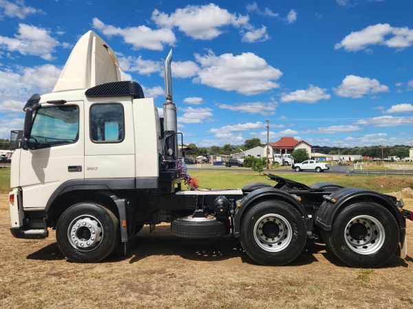 2005 VOLVO FM9.380 Prime Mover image