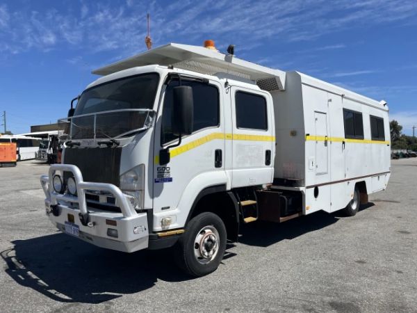 2010 Isuzu 600 Crew Cab 4x2 Crib Truck image