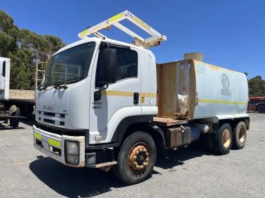 2009 Isuzu 1400-295 6x4 Water Truck image