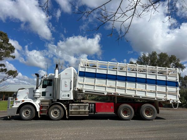 2014 Kenworth T659 Stock/Cattle crate image
