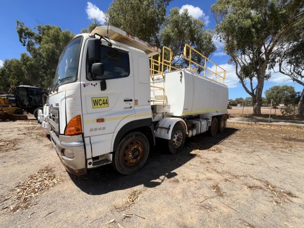 2013 Hino FY700 Water Truck image