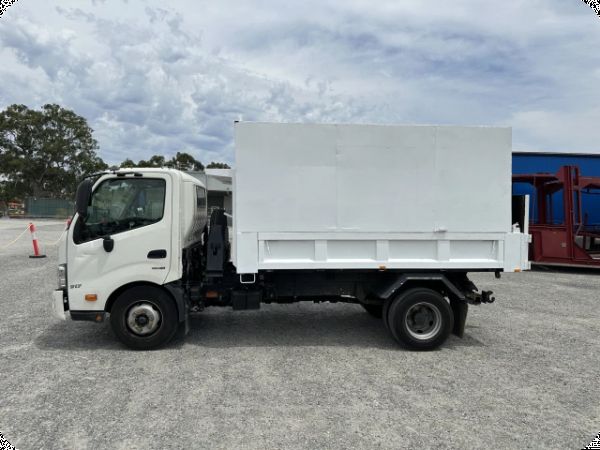 2020 Hino 300 917 4x2 Tipper image