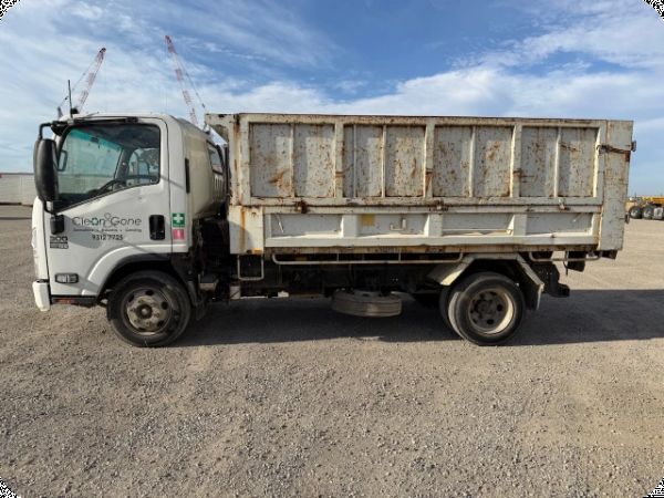 2015 Isuzu NPR 300 4x2 Tipper **Non Runner** image