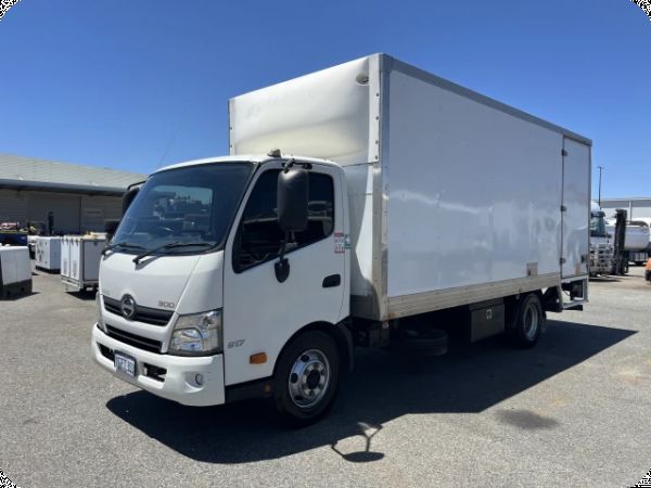 2017 Hino 917 4x2 Pantech image
