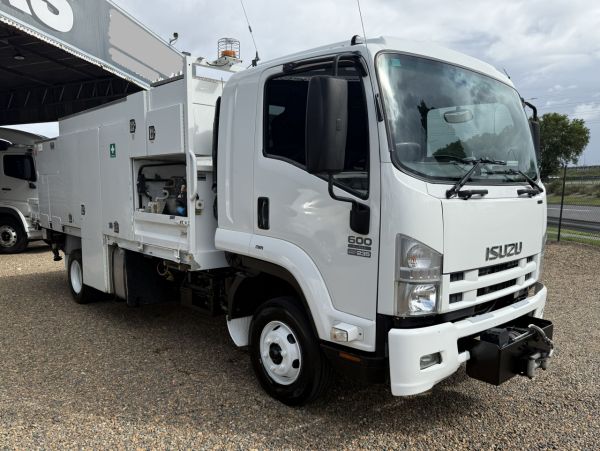 2010 Isuzu FRR 600 Service Body image