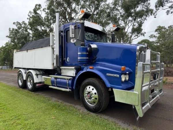 2004 KENWORTH T650 TIPPER, DETROIT SERIES 60 (LOW KMS ON REMAN MOTOR), 18SP AND DUAL X LOCKS image