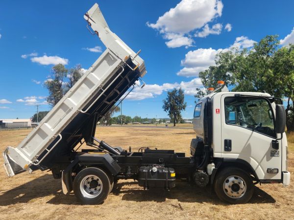 2014 ISUZU NPR200 Dump Truck image
