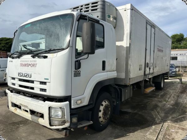 2015 Isuzu FTR 900 Refrigerated Pantech image
