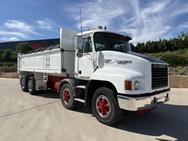 2004 Mack METRO-LINER Tipper image