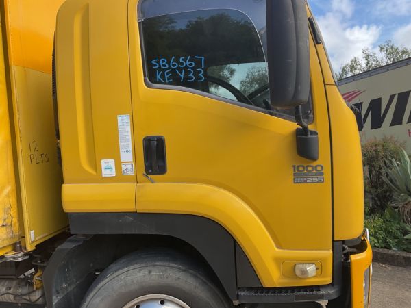 2009 Isuzu FVR  Curtainsider image