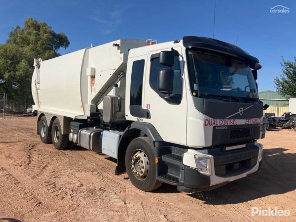 2018 Volvo FE320 Garbage Compactor Side Loading image