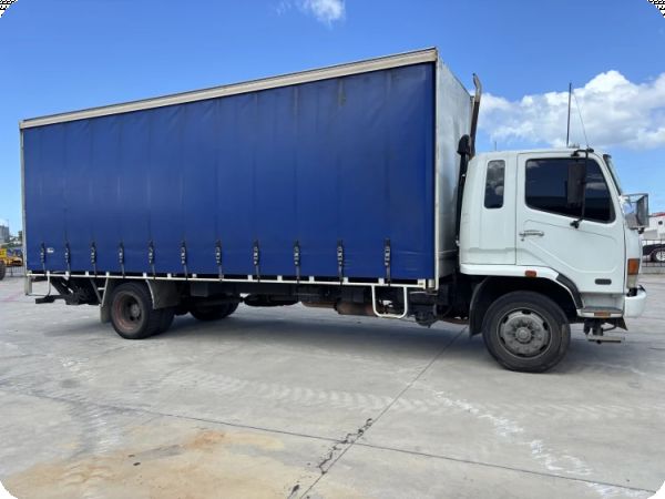 2007 Mitsubishi Fuso FM600 4x2 Curtainsider image
