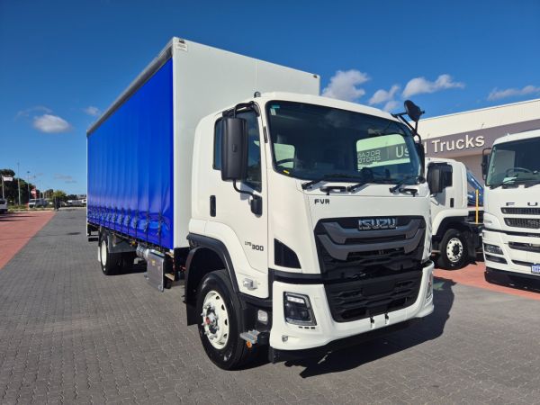 2025 Isuzu FVR170-300 AUTO LWB (MY25) Curtainsider 12 Pallet Tautliner and Lift image