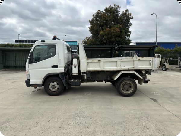 2018 Mitsubishi Fuso Canter 715 4x2 Tipper image