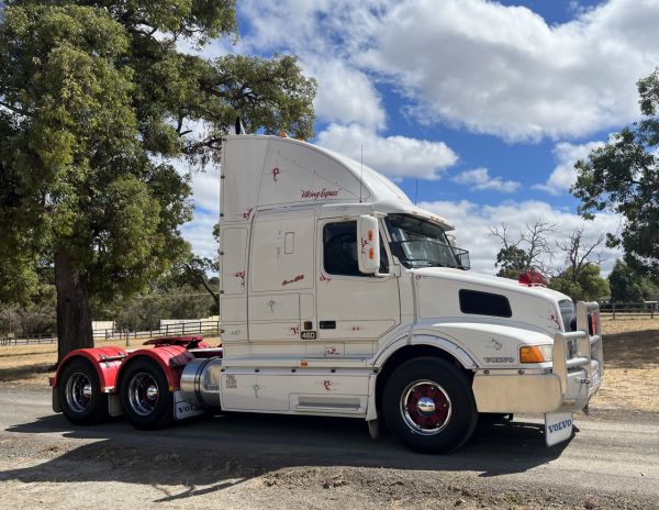 2001 Volvo NH12 Prime Mover image