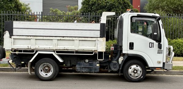 2018 Isuzu NH NPR Tipper image