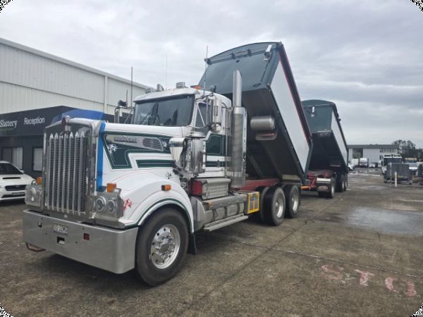 2010 Kenworth T908 6x4 Tipper w/2011 Jamieson Boomer Tri Axle Dog Tipper image