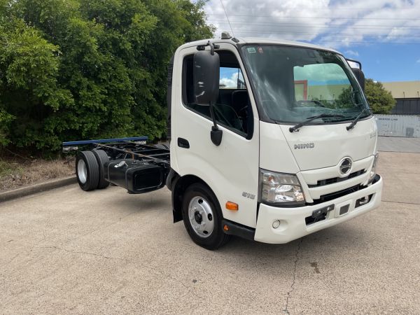 2021 Hino 616 - 300 Series Cab chassis image