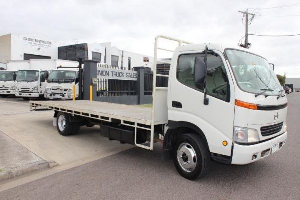 2001 Hino Dutro 3 image