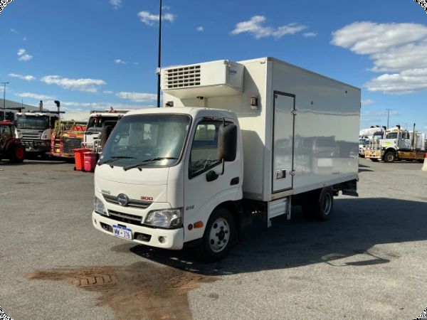 2018 Hino 616 300 4x2 Refrigerated Pantech image