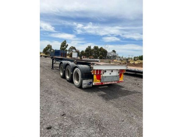 2004 KRUEGER TRI AXLE image