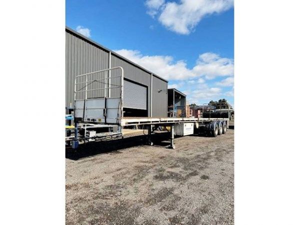 2004 MAXITRANS TRI AXLE FLAT TOP TRAILER image