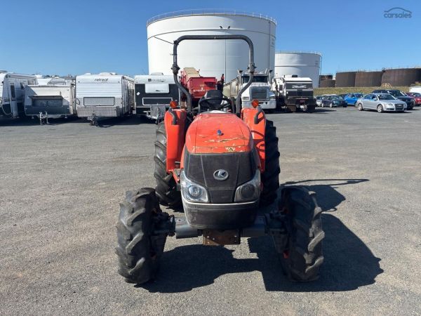 2018 Kubota L4240D 4WD image