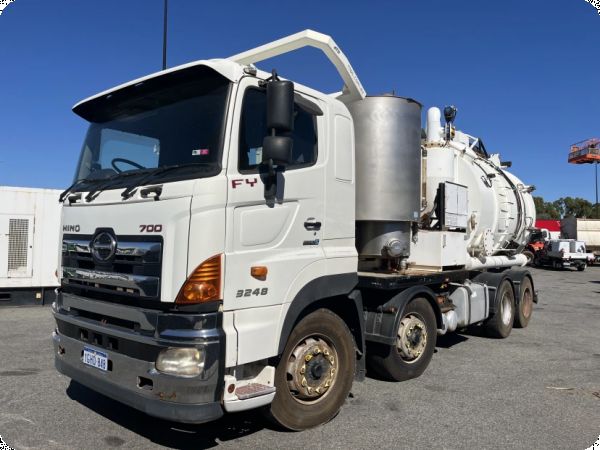 2013 Hino 700 FY1E 8x4 Vacuum image