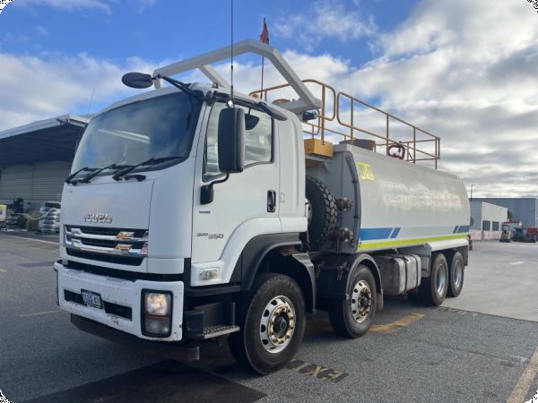 2018 Isuzu 350 FYH 8x4 Water Truck image