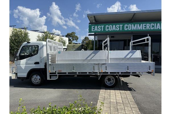 2021 Mitsubishi CANTER image