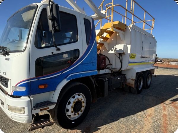 2011 Mitsubishi FM600 6x4 Water Truck image