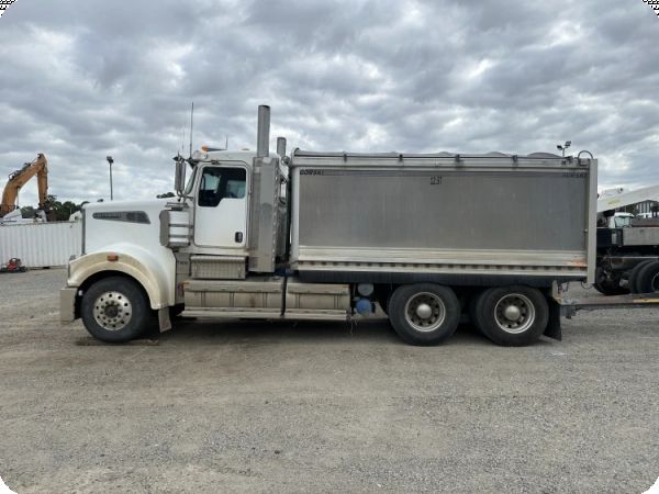 2016 Kenworth T909 6x4 Tipper ** TOW ONLY ** image