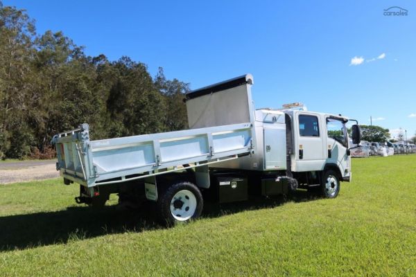 2015 Isuzu N Series NQR 450 Crew Cab image