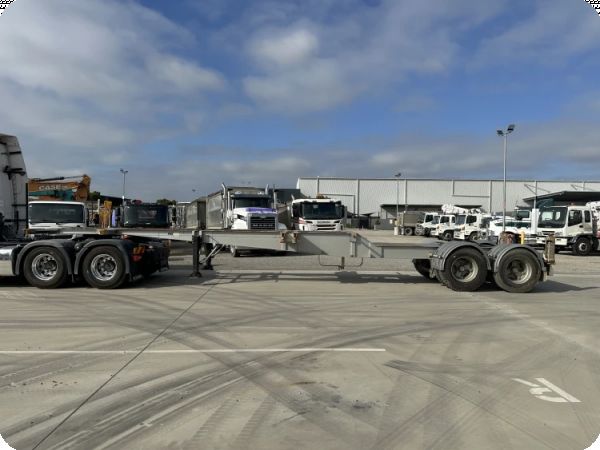 1998 Barker Heavy Duty Dual-Axle Skel A Trailer image