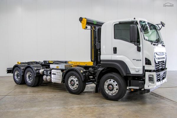 2025 Isuzu F Series FYJ 320-355 AT R58 Ready to go image